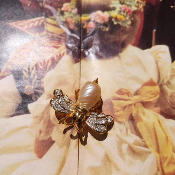 D Orlan  Brooch with Sparkling Stones - Picture 7 of 10